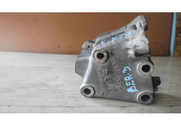 Кронштейн подушки двигуна правий Peugeot, Citroen 2.0 hdi, 9648325480